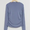 Top ajustado con cuello barco y fruncido