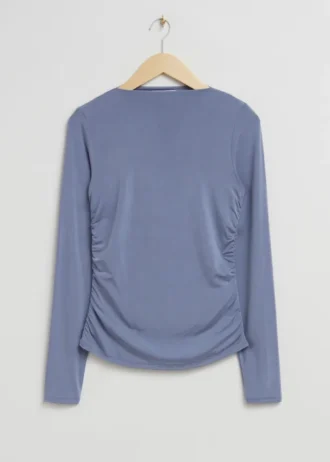 Top ajustado con cuello barco y fruncido