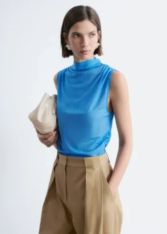 Top con cuello alto fruncido