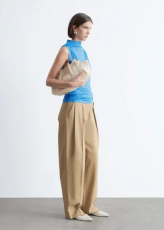 Top con cuello alto fruncido