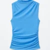Top con cuello alto fruncido