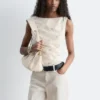Top con cuello barco texturizado