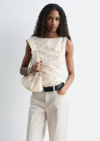Top con cuello barco texturizado