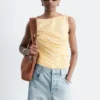 Top con cuello barco texturizado