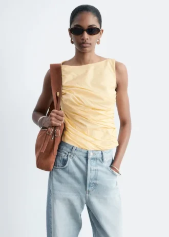 Top con cuello barco texturizado