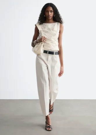 Top con cuello barco texturizado