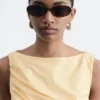 Top con cuello barco texturizado