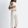 Top con cuello barco texturizado
