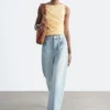Top con cuello barco texturizado