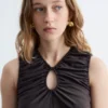 Top con cuello en forma de ojo de cerradura y fruncidos