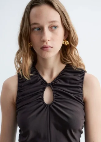 Top con cuello en forma de ojo de cerradura y fruncidos