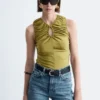 Top con cuello en forma de ojo de cerradura y fruncidos