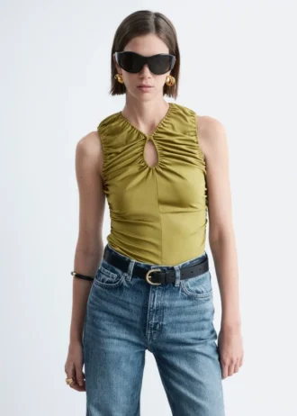 Top con cuello en forma de ojo de cerradura y fruncidos