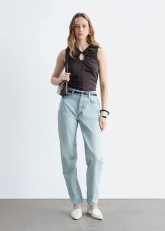 Top con cuello en forma de ojo de cerradura y fruncidos