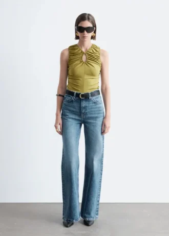 Top con cuello en forma de ojo de cerradura y fruncidos