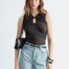 Top con cuello en forma de ojo de cerradura y fruncidos