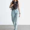 Top con cuello en forma de ojo de cerradura y fruncidos