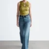 Top con cuello en forma de ojo de cerradura y fruncidos