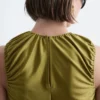 Top con cuello en forma de ojo de cerradura y fruncidos