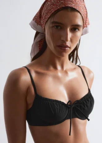 Top de bikini con aros y detalle de lazo