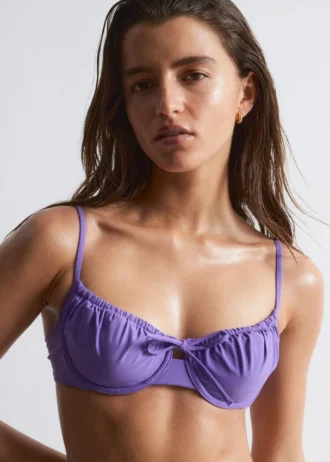 Top de bikini con aros y detalle de lazo