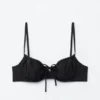 Top de bikini con aros y detalle de lazo
