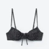 Top de bikini con aros y detalle de lazo
