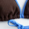 Top de bikini triangular con ribetes en contraste