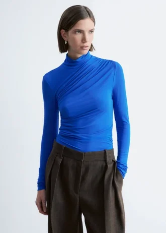 Top de cuello alto drapeado