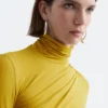Top de cuello alto drapeado