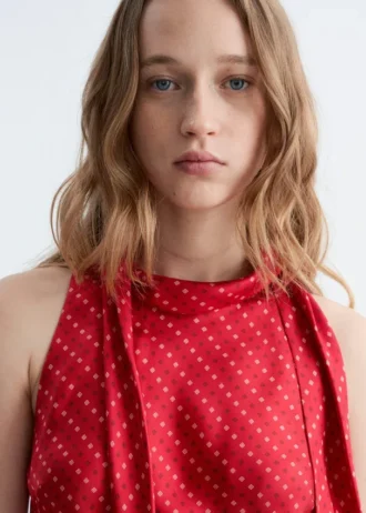 Top de seda con cuello tipo pañuelo