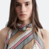 Top de seda con cuello tipo pañuelo