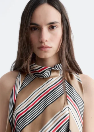 Top de seda con cuello tipo pañuelo