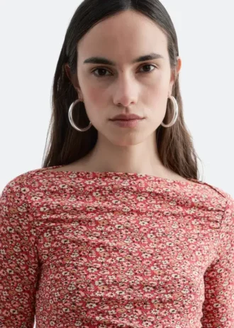 Top floral con fruncidos