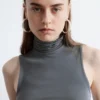 Top sin mangas con cuello alto