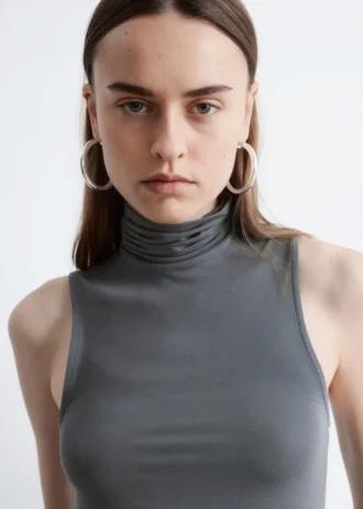 Top sin mangas con cuello alto