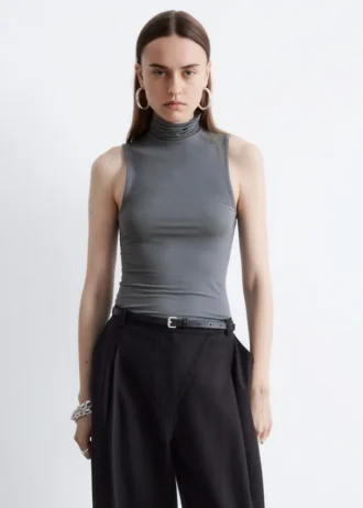 Top sin mangas con cuello alto