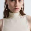 Top sin mangas con cuello alto