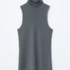 Top sin mangas con cuello alto