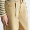 Vaqueros con detalle de pliegues