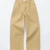 Vaqueros con detalle de pliegues