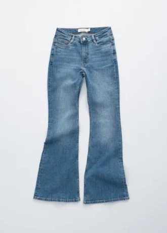 Vaqueros slim de talle bajo y corte acampanado