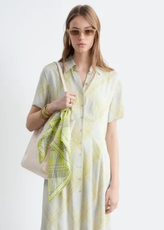 Vestido de camisa con pliegues en la cintura
