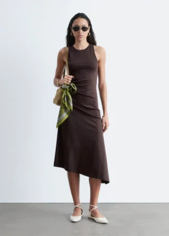 Vestido midi asimétrico con fruncidos