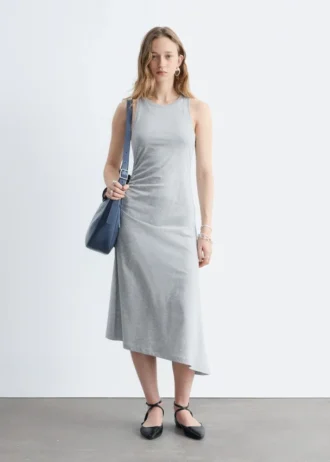 Vestido midi asimétrico con fruncidos