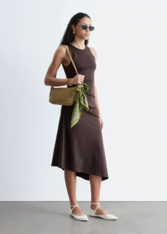 Vestido midi asimétrico con fruncidos