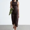 Vestido midi asimétrico con fruncidos