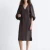 Vestido midi con cuello en V y mangas abullonadas