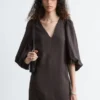 Vestido midi con cuello en V y mangas abullonadas