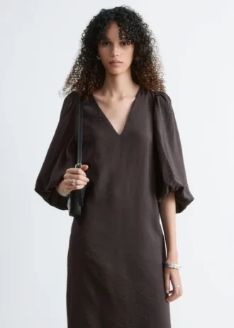 Vestido midi con cuello en V y mangas abullonadas